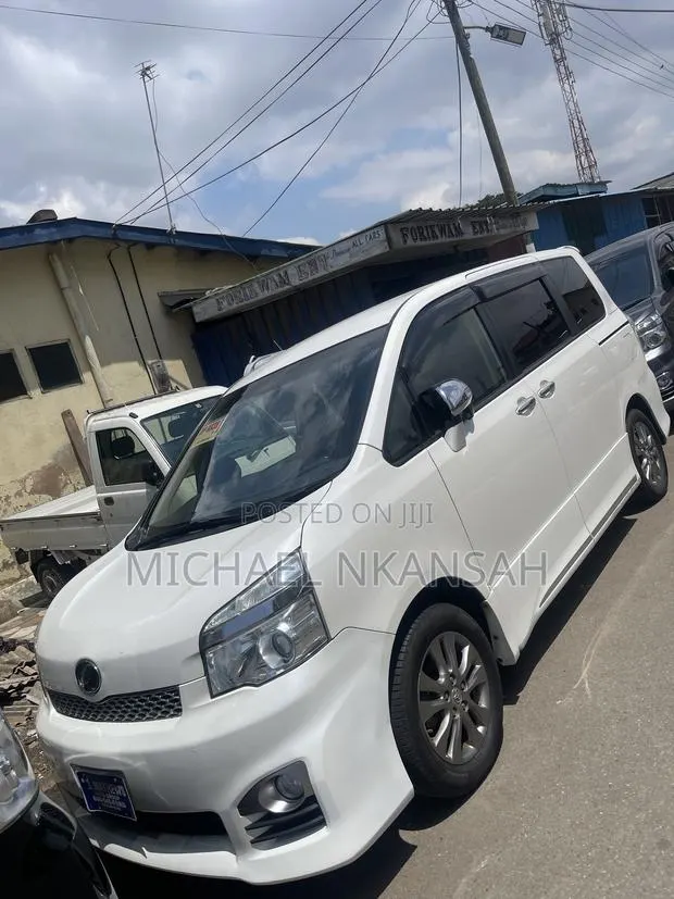 Toyota Voxy V 2WD 8-Seater 2013 White · Photo 1