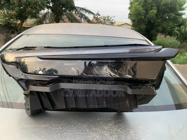 Honda CR-V Headlight (Passenger Side) · Photo 1