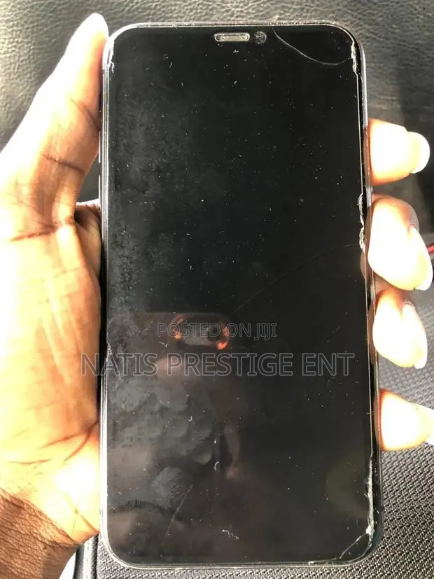 Apple iPhone 11 64 GB Black · Photo 1