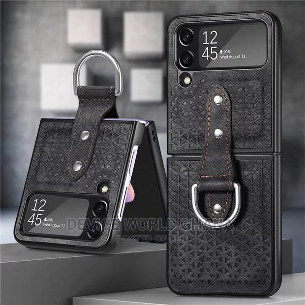 Sims Retro Leather Case for Samsung Z Flip 4 · Photo 1