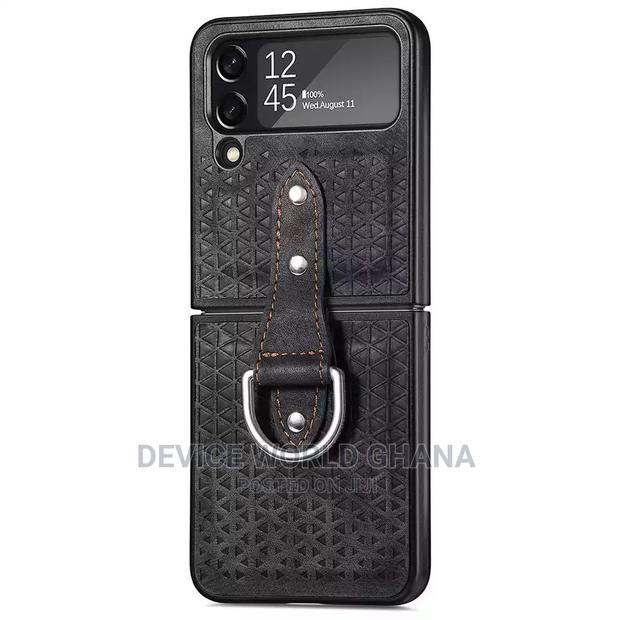 Sims Retro Leather Case for Samsung Z Flip 4 · Photo 2
