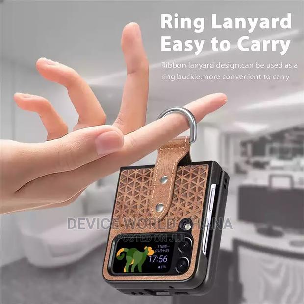 Sims Retro Leather Case for Samsung Z Flip 4 · Photo 5