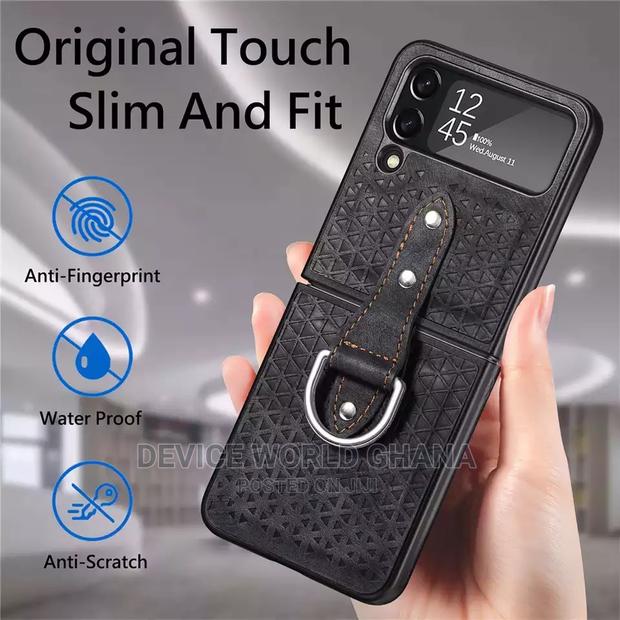Sims Retro Leather Case for Samsung Z Flip 4 · Photo 7