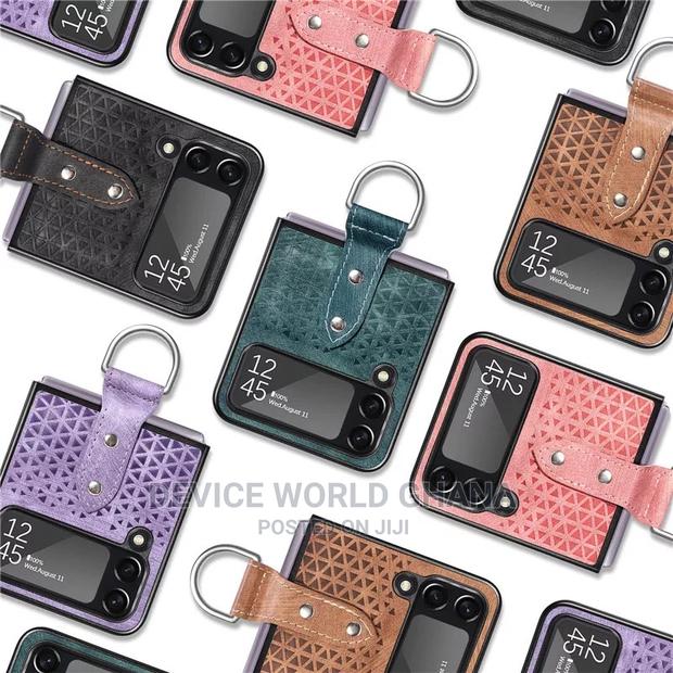 Sims Retro Leather Case for Samsung Z Flip 4 · Photo 3