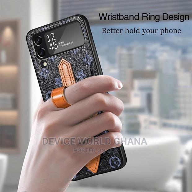 LV Leather Retro Case for Samsung Z Flip 4 · Photo 3