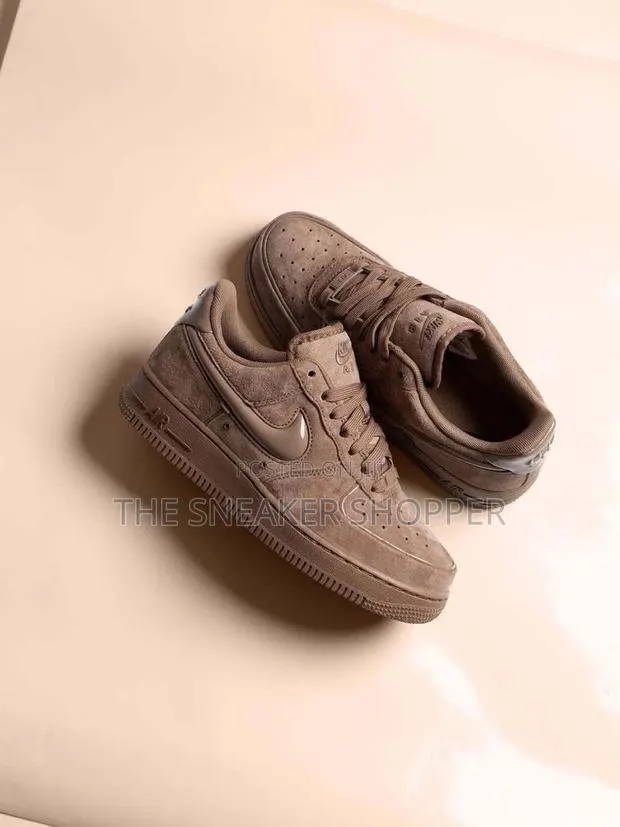 Nike Air Force 1 '07 LV8 Suede · Photo 1