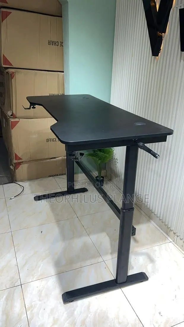 1.4m Manual Adjustable Desk · Photo 1