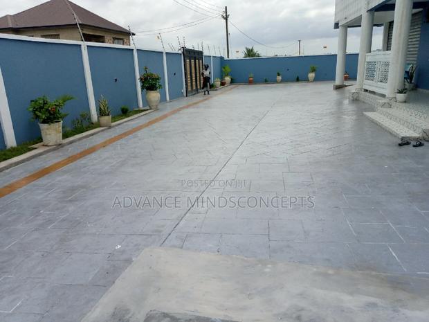 Floor Concrete Decorative Finisher's · Photo 3