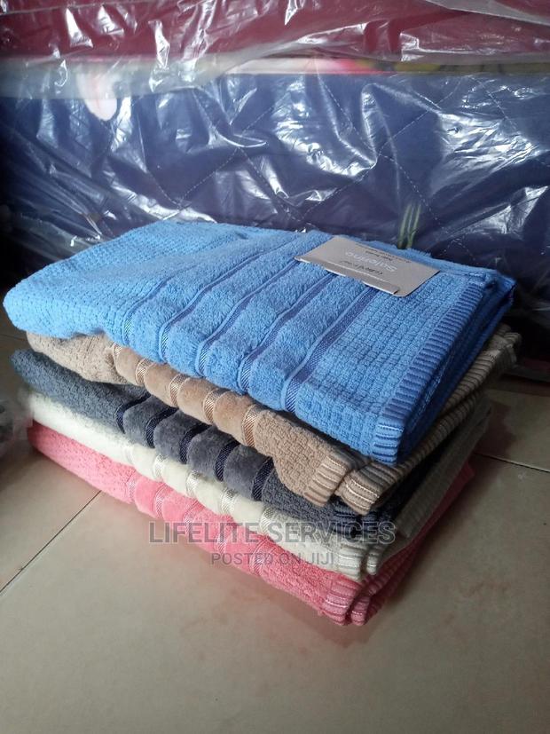 100% Cotton Bath Towel · Photo 1