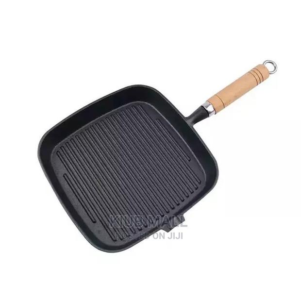 Cast Iron Grill Pan With Wooden Handle · Photo 5