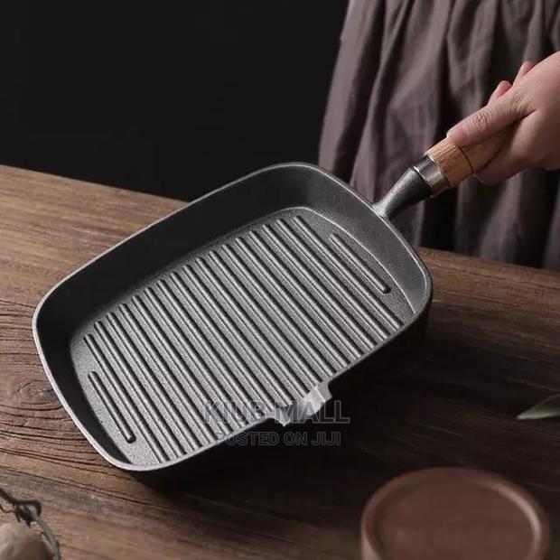 Cast Iron Grill Pan With Wooden Handle · Photo 3