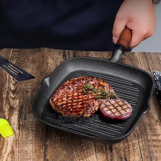 Cast Iron Grill Pan With Wooden Handle · Photo 2