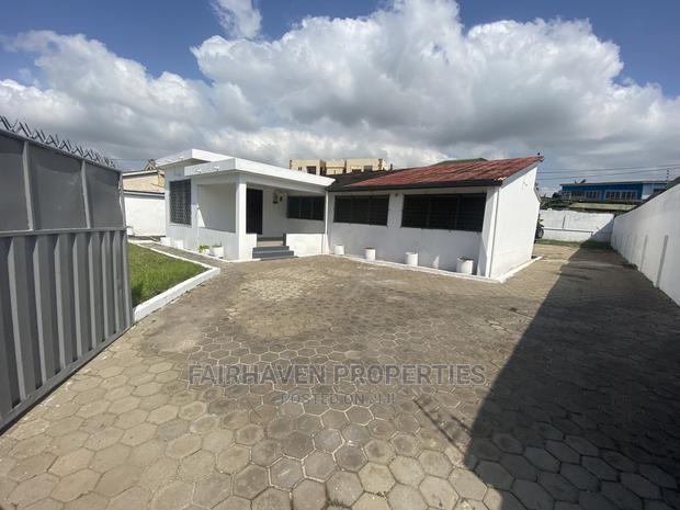 5bdrm House in Nyaniba Estate, Osu for rent · Photo 1