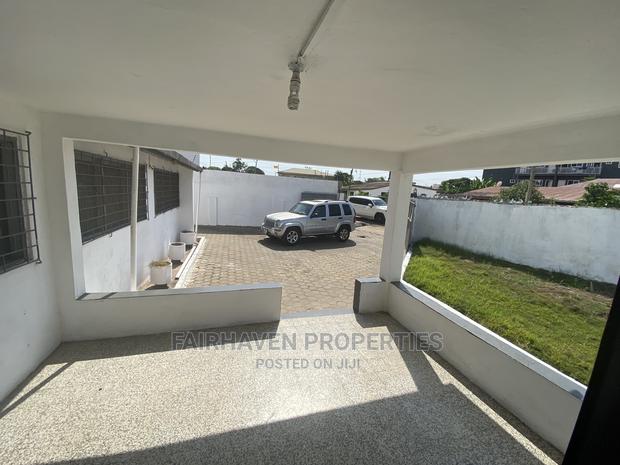 5bdrm House in Nyaniba Estate, Osu for rent · Photo 4