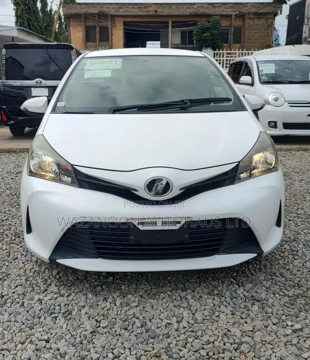 Toyota Vitz 1.3 FWD 5dr 2014 White · Photo 1