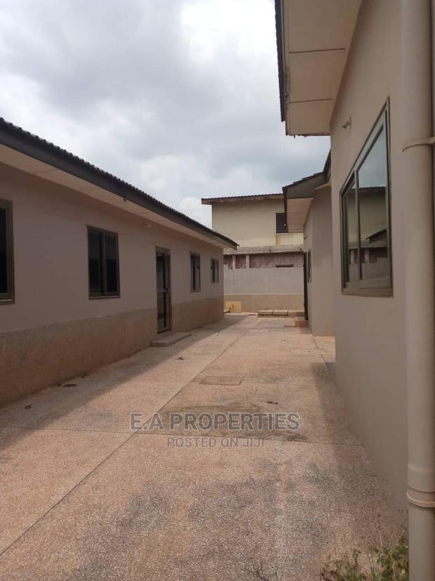 5bdrm House in E a Propertis, Papao for Sale · Photo 1