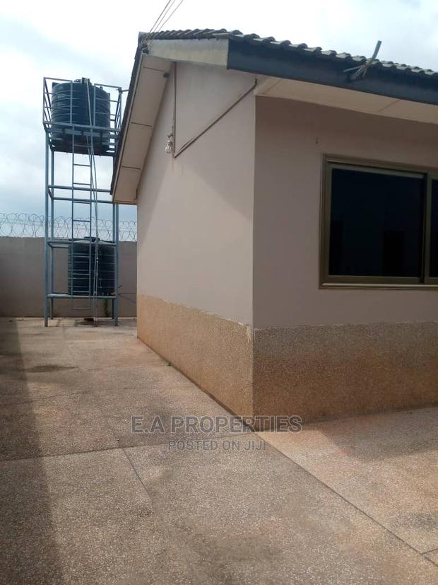 5bdrm House in E a Propertis, Papao for Sale · Photo 2