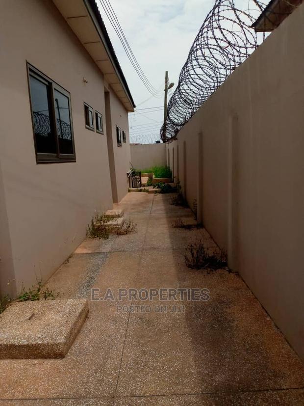 5bdrm House in E a Propertis, Papao for Sale · Photo 8