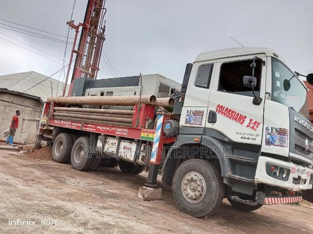 Borehole With Big Machine. Both Mechanised and Manual. · Photo 2