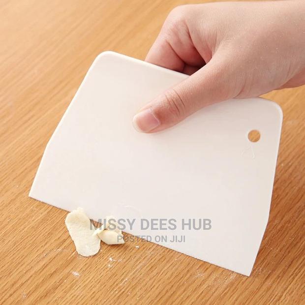 Plastic Scraper · Photo 3