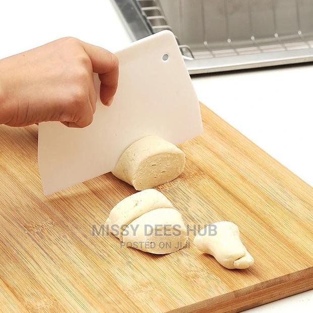 Plastic Scraper · Photo 1