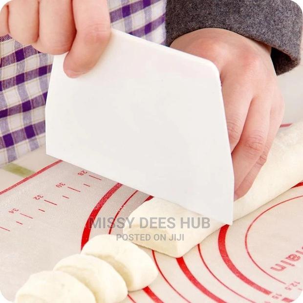 Plastic Scraper · Photo 2