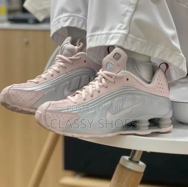 Nike Shox Ladies Ash and Pink · Photo 1