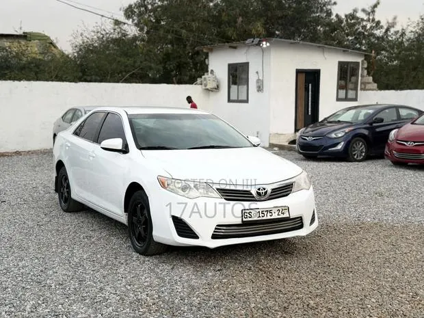 Toyota Camry L 4dr Sedan (2.5L 4cyl 6A) 2014 White · Photo 1