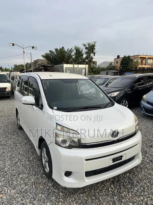 Toyota Voxy 2012 White · Photo 1