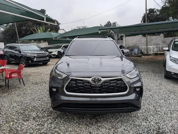 Toyota Highlander XLE 2022 Gray · Photo 1