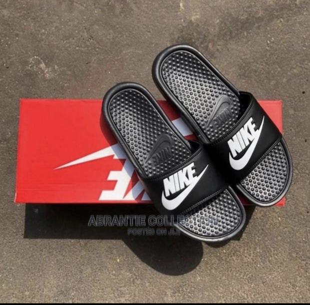 Nike Benassi Slides · Photo 1