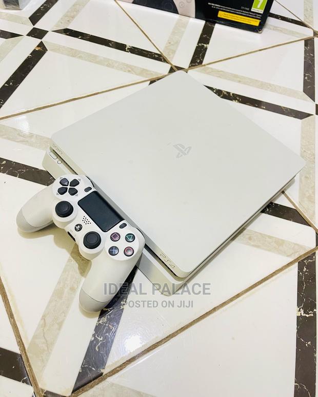 Limited White PS4 Slim With Games · Photo 2