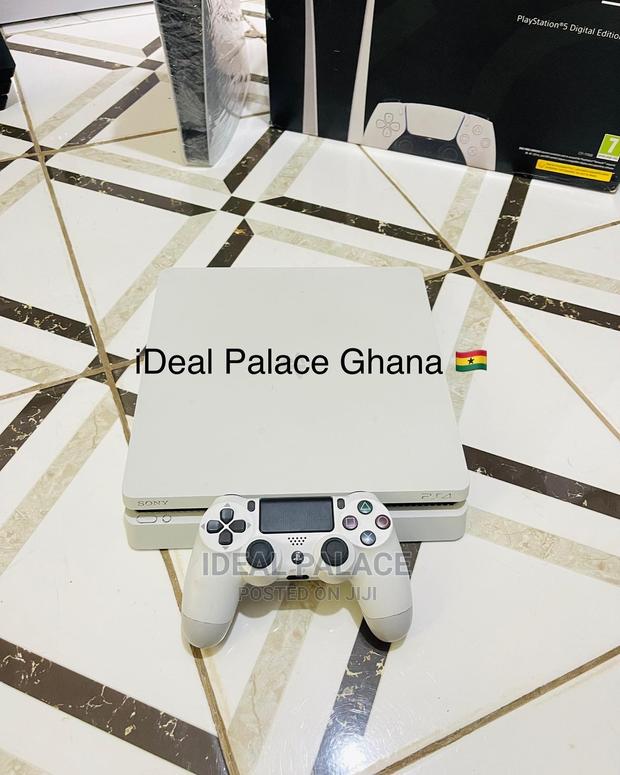 Limited White PS4 Slim With Games · Photo 1