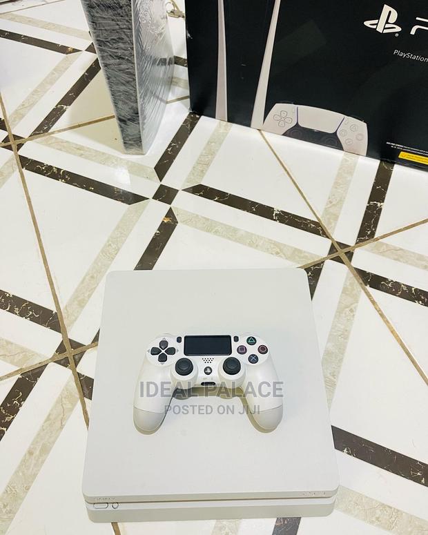 Limited White PS4 Slim With Games · Photo 3