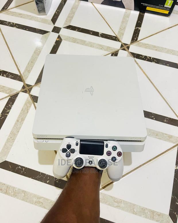 Limited White PS4 Slim With Games · Photo 4