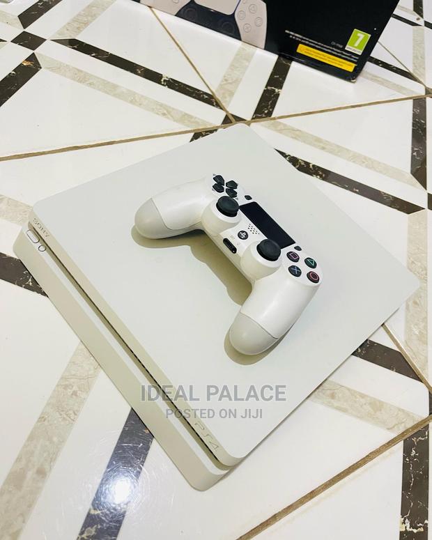 Limited White PS4 Slim With Games · Photo 5