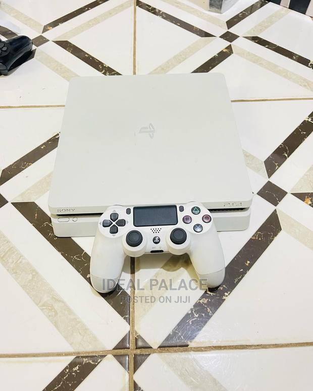 Limited White PS4 Slim With Games · Photo 6