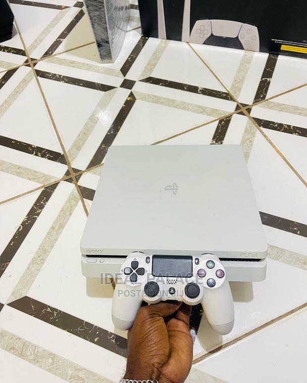 Limited White PS4 Slim With Games · Photo 7