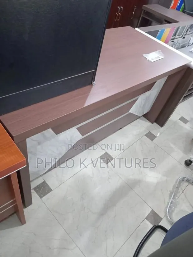 Luxury Hotels Office Table at Affordable Price · Photo 1