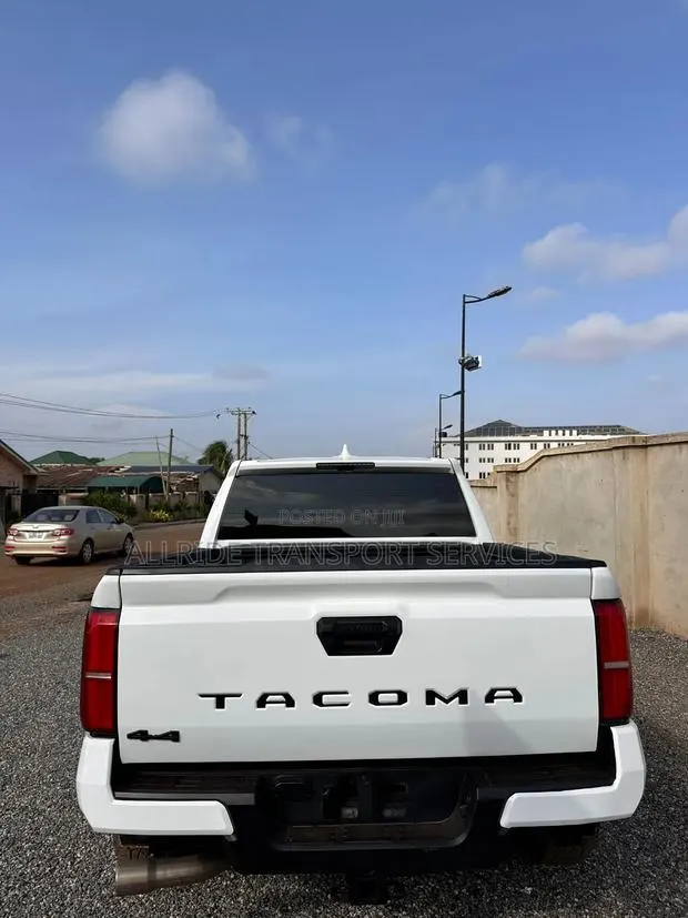 Toyota Tacoma 2024 White · Photo 1