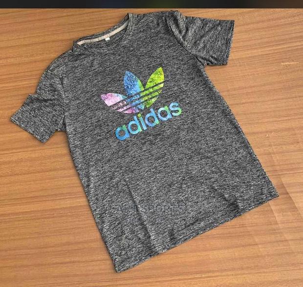 Nike Tops. · Photo 2