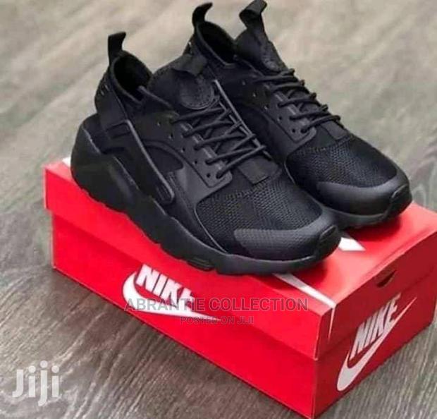 Nike Huarache Triple Black · Photo 2