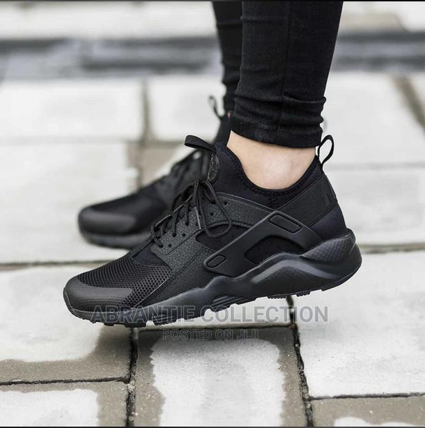 Nike Huarache Triple Black · Photo 1
