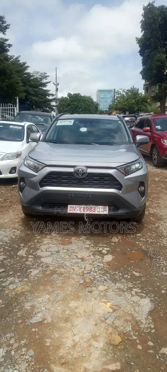 Toyota RAV4 2021 Silver · Photo 1