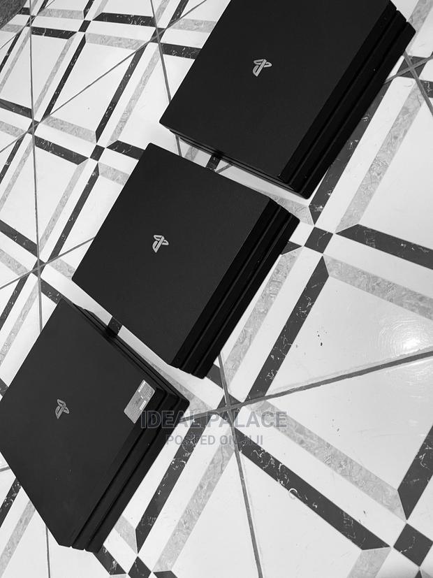 Playstation 4 Pro With 10 Games · Photo 2