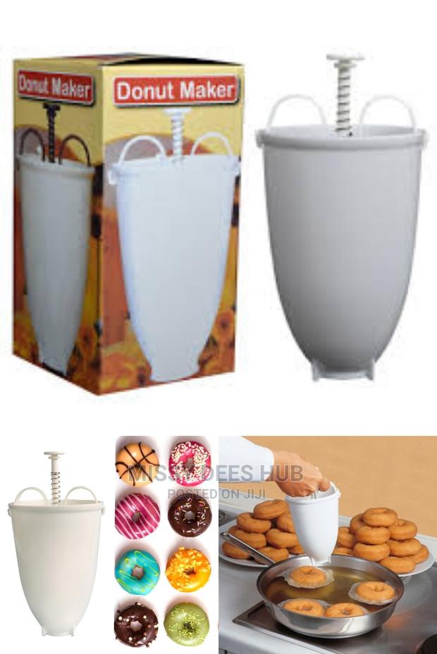 Plastic Donut Dispenser · Photo 3