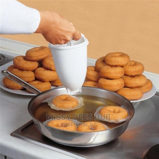 Plastic Donut Dispenser · Photo 1