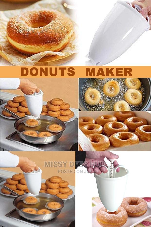 Plastic Donut Dispenser · Photo 2