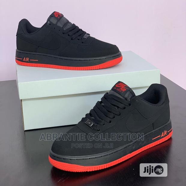 Nike Air Force 1 Suede Black and Red · Photo 2