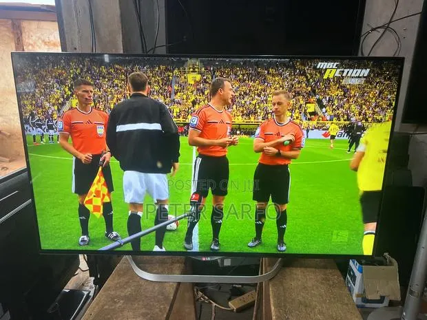 Frameless LG 49 Smart 4K TV · Photo 1